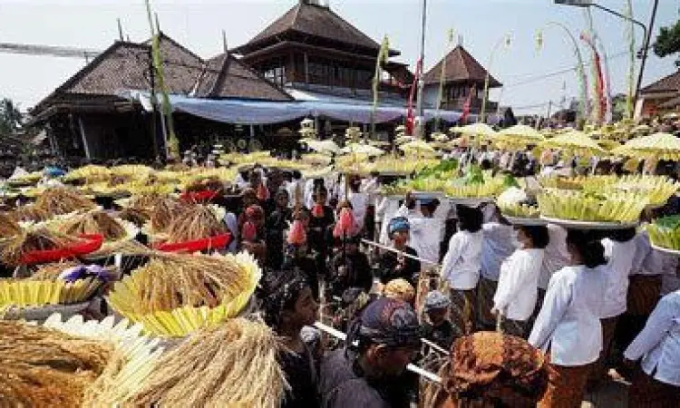 Upacara Adat Seren Taun Gambar suku sunda melaksanakan upacara Seren Taun