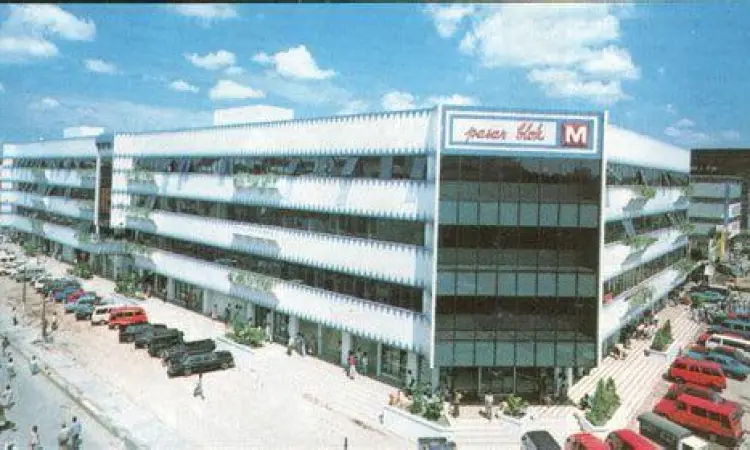 Suasana Pasar Blok M Interior kawasan belanja Pasar Blok M