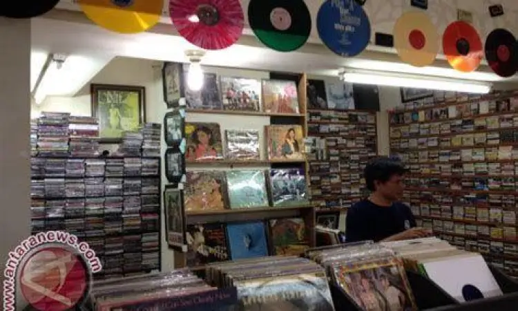 Koleksi piringan hitam di basement Blok M