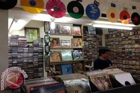 Koleksi Vinyl Blok M Koleksi piringan hitam di basement Blok M