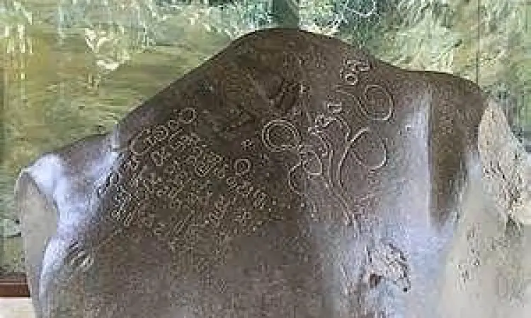 Aksara Pallawa Ciaruteun Detail tulisan aksara pallawa pada batu prasasti