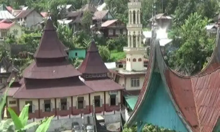 Masjid Ishlah dengan gaya arsitektur unik di Pariangan