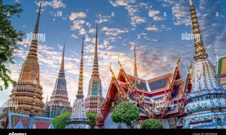 Arsitektur stupa di kompleks Wat Pho