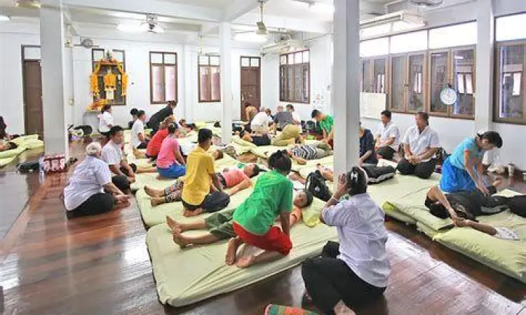 Layanan pijat tradisional di Wat Pho