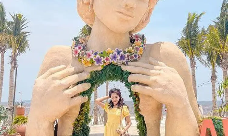 suasana aloha pik 2 dengan dekorasi tropis