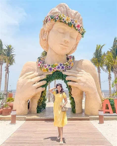 Aloha PIK 2 suasana aloha pik 2 dengan dekorasi tropis