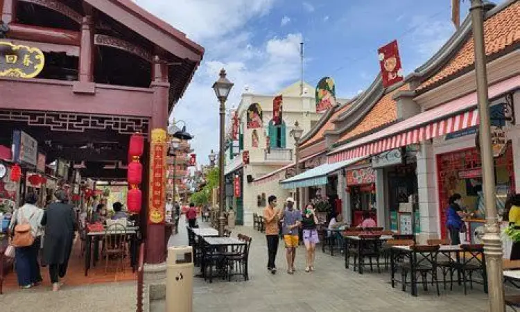 area kuliner pantjoran pik dengan dekorasi oriental