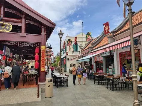 Pantjoran PIK area kuliner pantjoran pik dengan dekorasi oriental