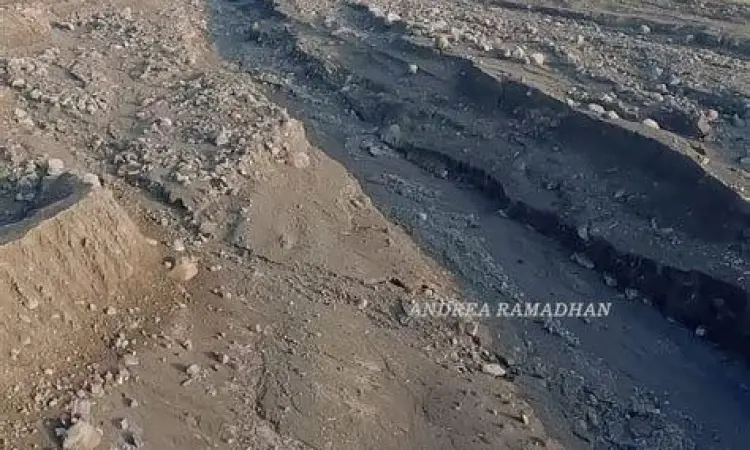 Pendaki melewati jalur Tanjakan Cinta Semeru