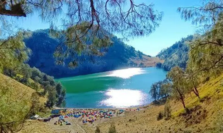 Pemandangan danau Ranu Kumbolo dari ketinggian Tanjakan Cinta