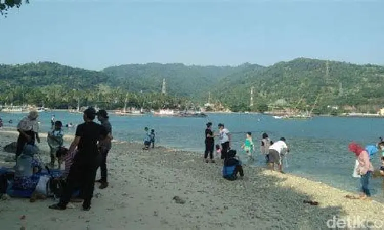 Wisatawan sedang melakukan aktivitas snorkeling di perairan jernih