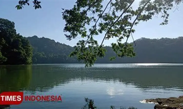 Pemandangan Danau Kastoba di Pulau Bawean Gresik