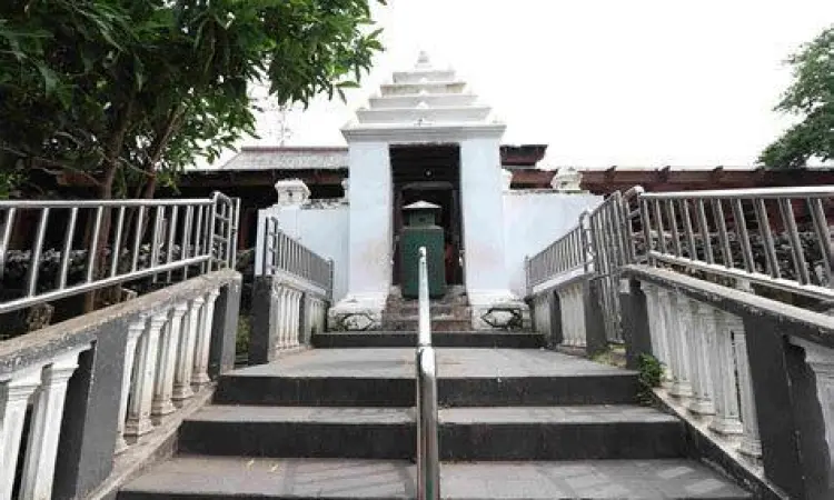 Gerbang masuk kompleks Makam Sunan Giri di Gresik