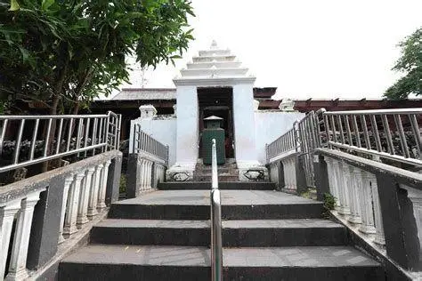 Wisata Religi Sunan Giri Gerbang masuk kompleks Makam Sunan Giri di Gresik