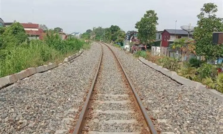 Struktur lintasan kereta api modern dengan bantalan beton