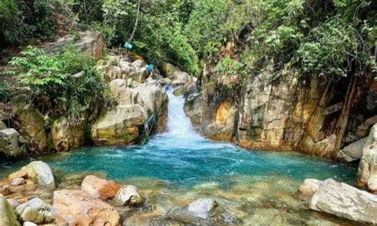 Aliran air jernih kehijauan di Curug Leuwi Hejo