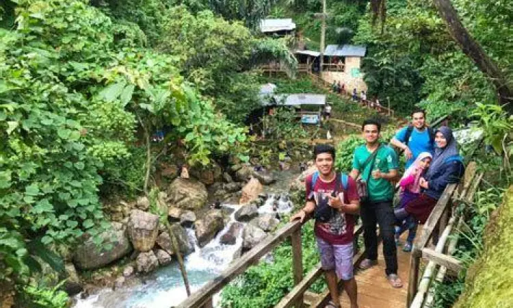 Akses Jalan Sentul Jalanan berkelok menuju kawasan wisata Sentul