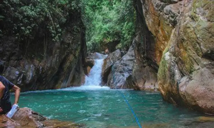 Wisatawan melakukan trekking di jalur setapak Sentul