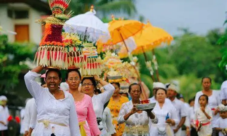 Masyarakat Bali melakukan upacara adat dengan pakaian tradisional