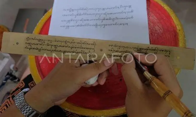 Aksara Bali Kuno Tulisan aksara bali kuno di atas daun lontar