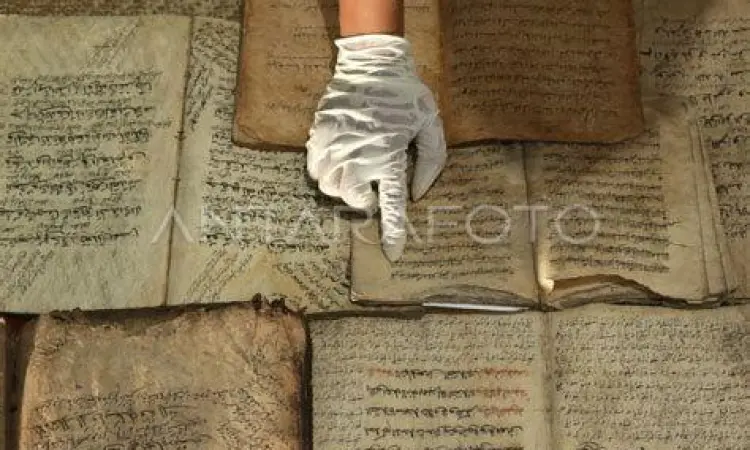 Teks Mantra Jawa Kuno Manuskrip kuno yang berisi teks mantra Jawa