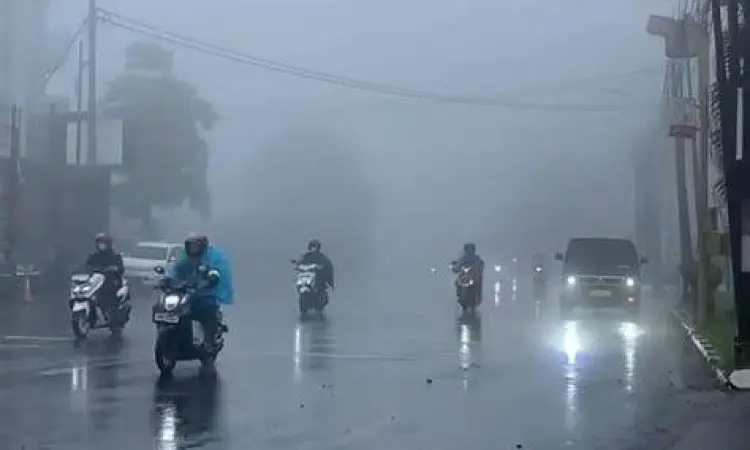 Kondisi kabut tebal di jalur utama Dieng
