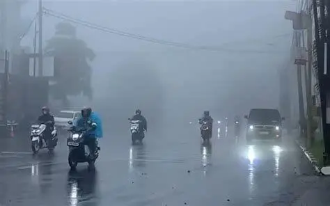 Kabut di Jalur Dieng Kondisi kabut tebal di jalur utama Dieng
