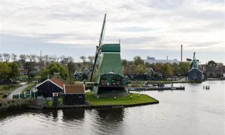 Warna Khas Zaanse Schans Kincir angin hijau di tepi sungai Zaan