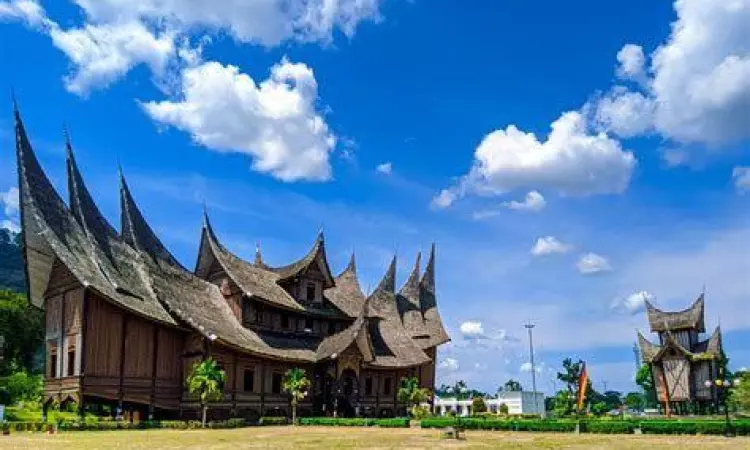 Rumah Gadang Sumatra Barat Arsitektur Rumah Gadang yang megah dan rancak bana