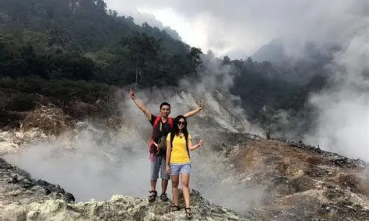 Medan Pendakian Kawah Ratu Jalur pendakian berlumpur menuju Kawah Ratu