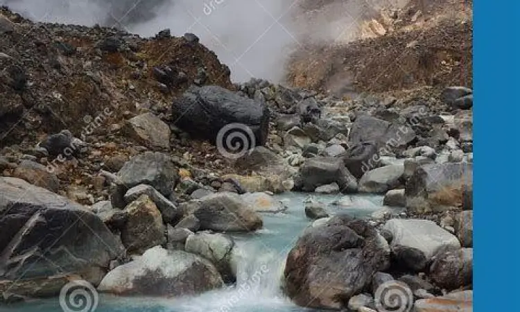 Sungai belerang berwarna toska di Kawah Ratu