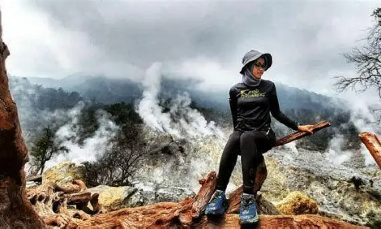 Persiapan Mendaki Aman Pendaki menggunakan perlengkapan lengkap di Gunung Salak