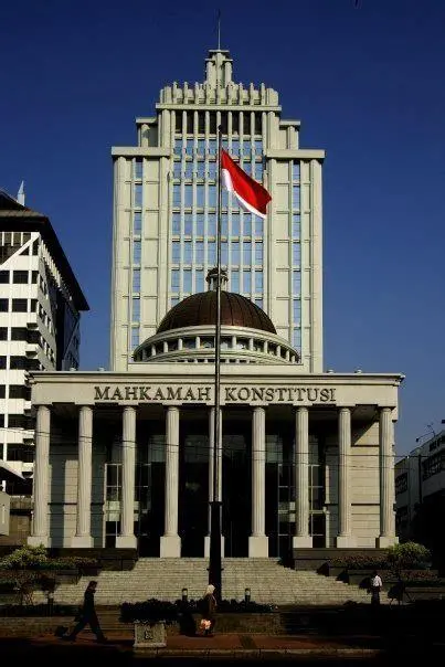 Fasad Gedung MK Jakarta Fasad depan Gedung MK Jakarta dengan pilar putih yang ikonik