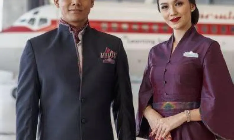 Pramugara Garuda Indonesia dalam balutan seragam jas formal