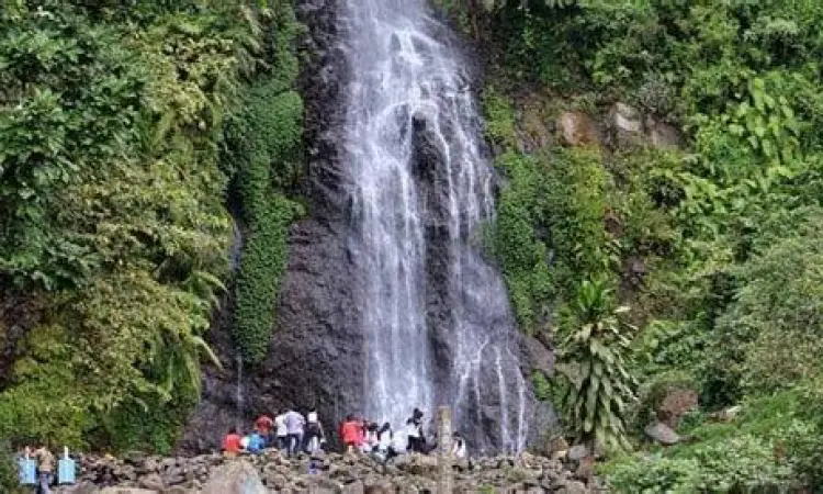 Aliran air terjun tinggi di Curug Cijalu Wanayasa