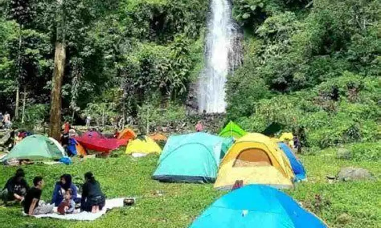 Suasana perkemahan di hutan pinus dekat Curug Cijalu