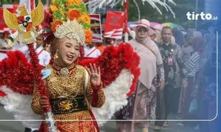 Kostum Kreatif Pawai Kemerdekaan Peserta pawai menggunakan kostum unik dari bahan daur ulang