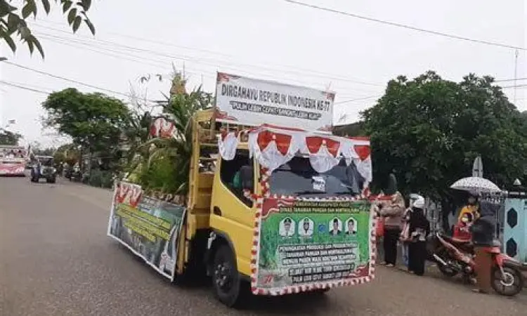 Mobil hias berbentuk burung garuda dalam pawai kemerdekaan