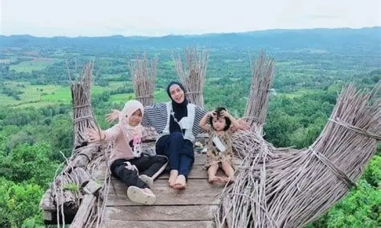 Aktivitas di Ladenring Pengunjung menikmati air terjun ladenring