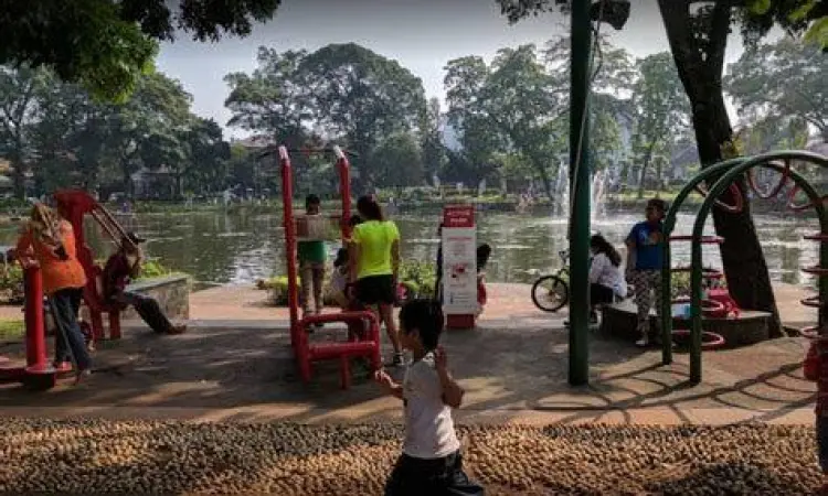 Fasilitas bermain anak di Taman Situ Lembang yang aman dan modern