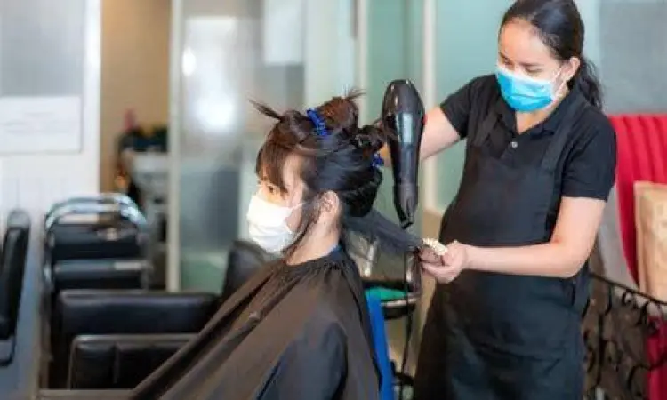 Perawatan Rambut Profesional Proses perawatan rambut di salon wanita terdekat oleh hair stylist profesional