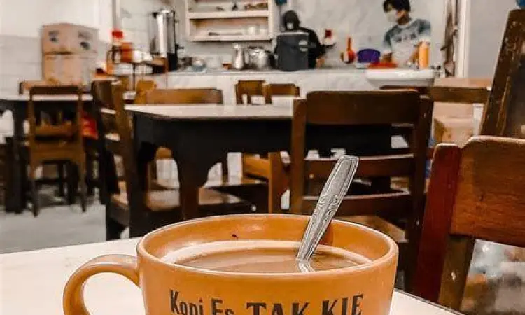 Kopi Tak Kie Suasana di dalam kedai Kopi Tak Kie Glodok Petak 9