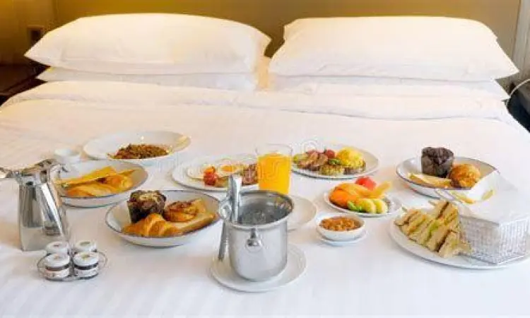 Sarapan mewah di dalam kamar hotel Jakarta