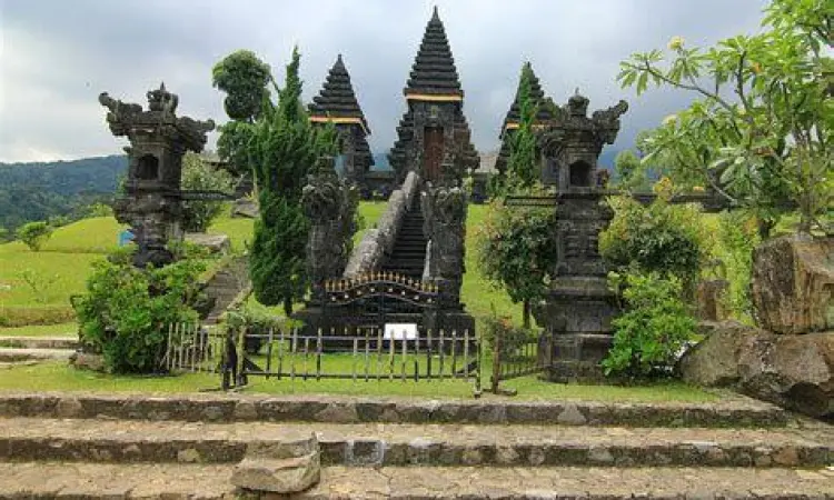 Pura Parahyangan Agung Jagatkartta di lereng Gunung Salak