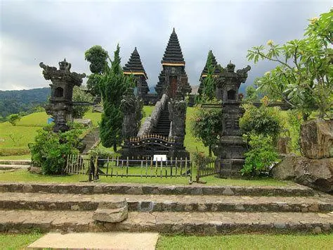 Pura Parahyangan Agung Jagatkartta Pura Parahyangan Agung Jagatkartta di lereng Gunung Salak