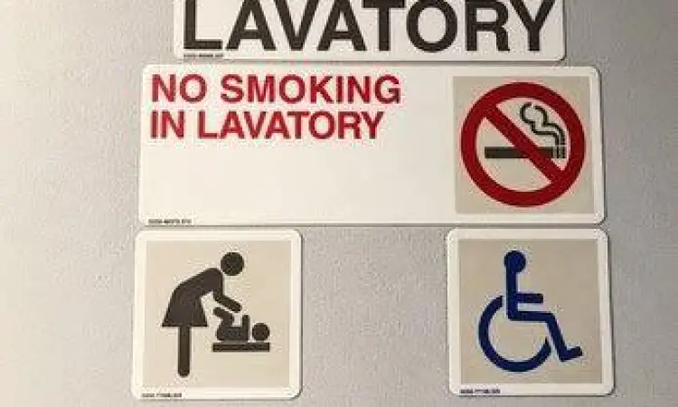 Peringatan keselamatan di toilet pesawat