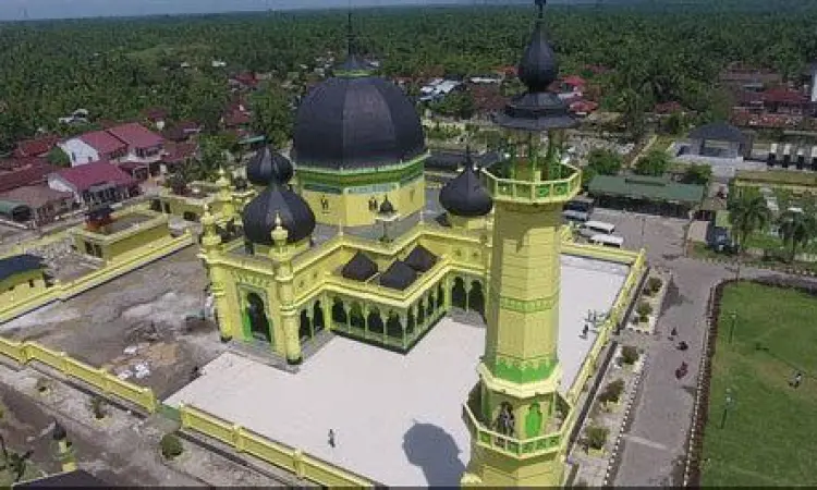 Wisatawan berkunjung ke Masjid Raya Stabat