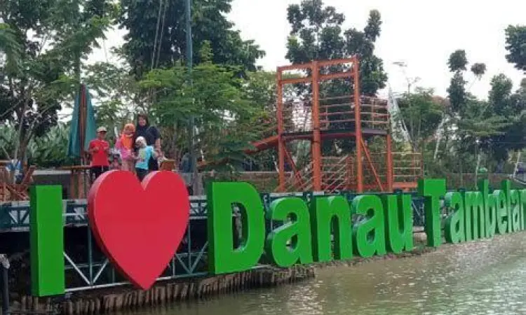 Wahana Perahu Danau Tambelang Aktivitas pengunjung menaiki perahu di Danau Tambelang