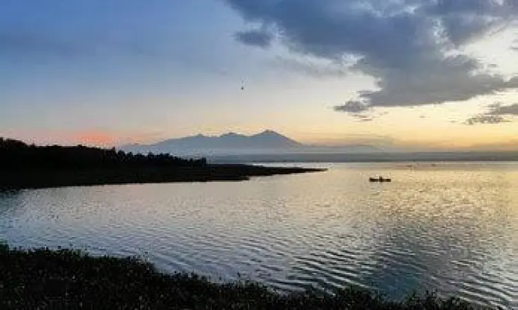 Sunset di Danau Tambelang Suasana sore hari yang syahdu di Danau Tambelang Bekasi