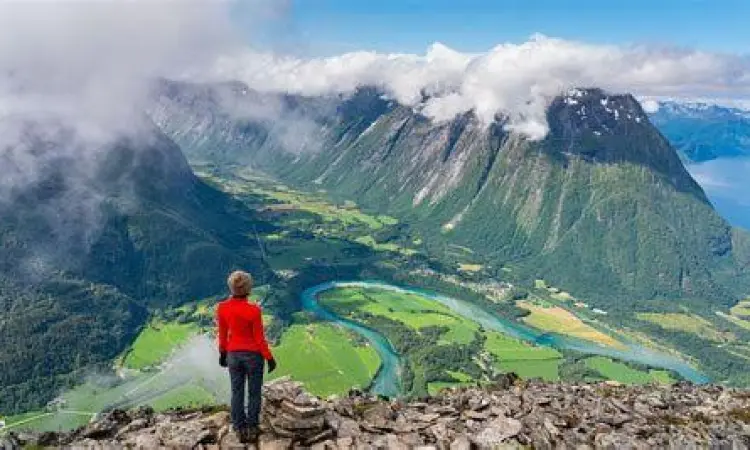 Jalur pendakian berbatu di Norwegia